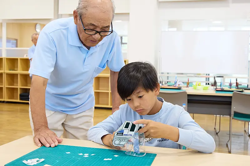 スクスク教室で子どものものづくりを支援するボランティア