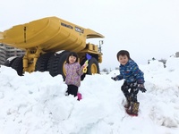 雪山で遊ぶ子供たち.jpg
